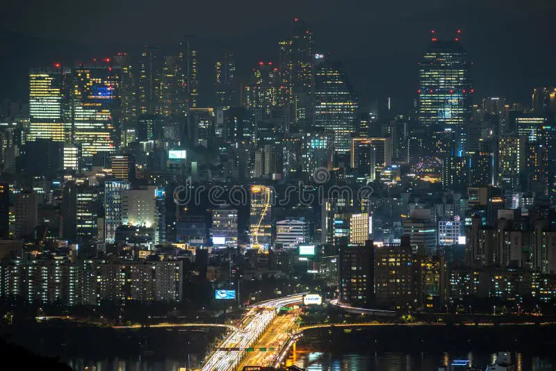 Pemandangan kota Korea di malam hari yang indah