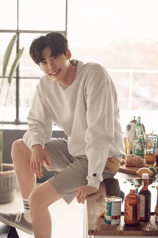 Lee Jong Suk di balik layar syuting drama atau film