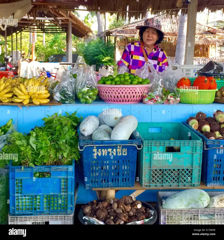 Pasar tradisional Thailand yang ramai dan penuh warna