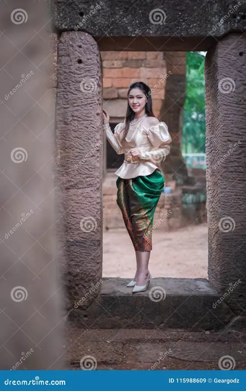 Wanita Thailand cantik dalam pakaian tradisional