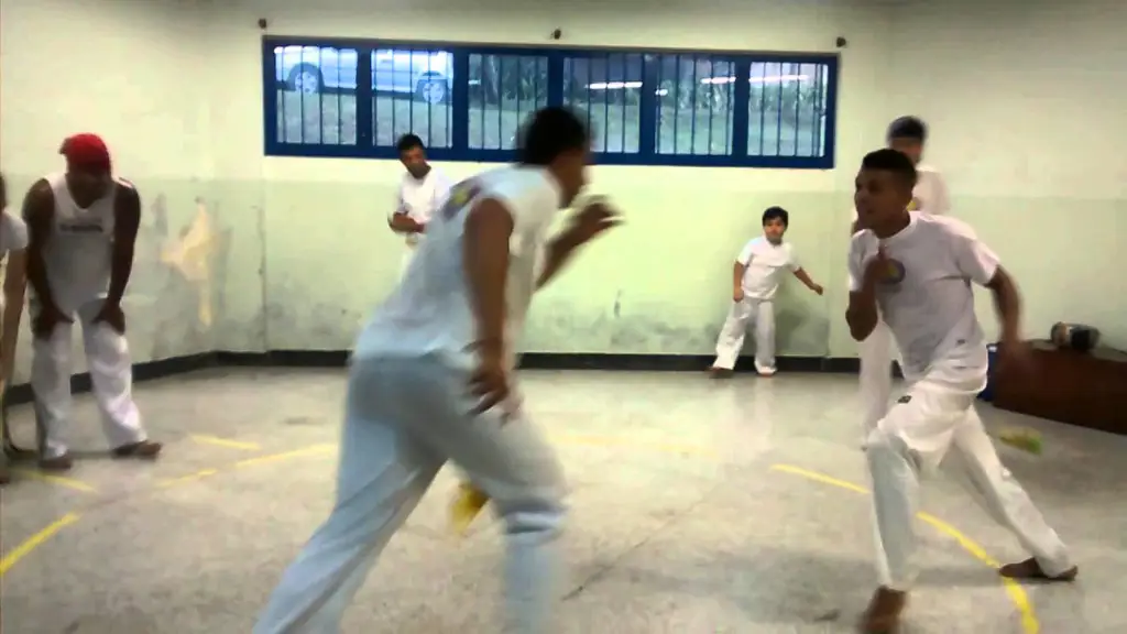 Gambar instruktur Capoeira sedang mengajar gerakan ginga