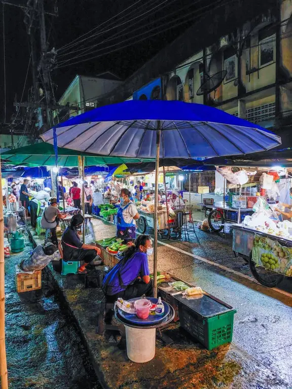 Pasar makanan jalanan Thailand yang ramai