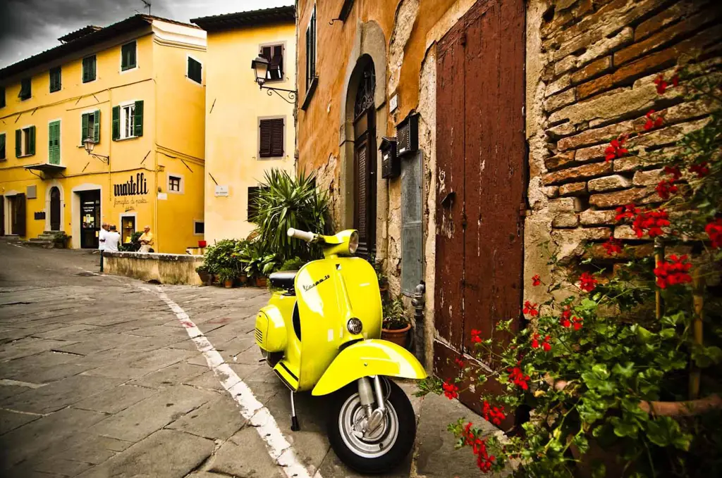 Vespa di jalanan pesisir Italia yang indah.