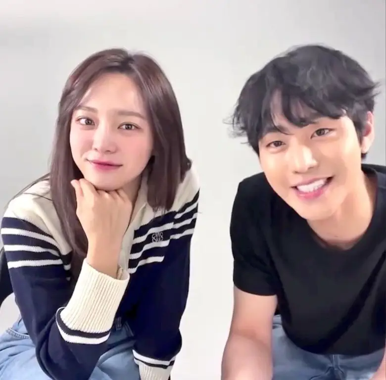 Adegan romantis Kim Sejeong dan Ahn Hyo-seop dalam Business Proposal