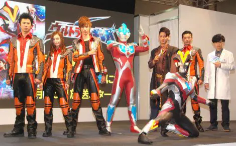 Gambar Ultraman Ginga S bersama dengan Ultraman lainnya