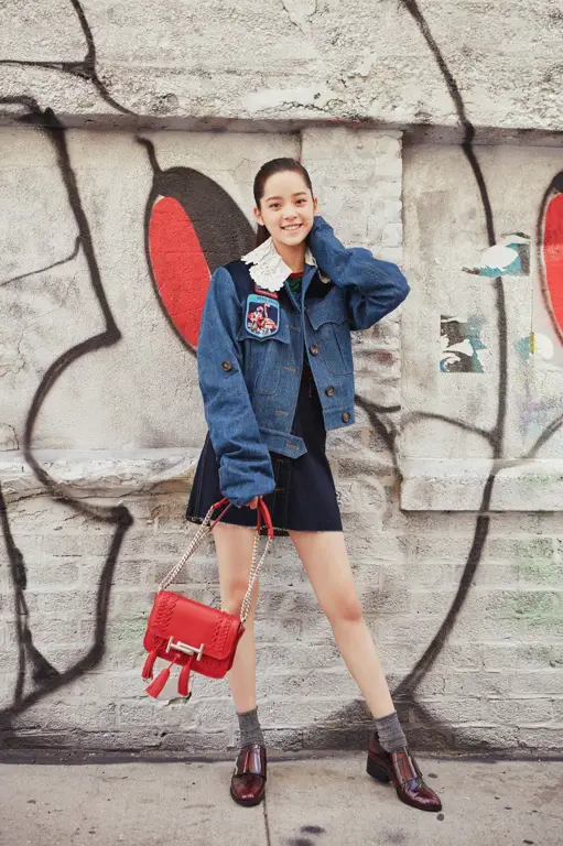 Foto Ouyang Nana dengan gaya fashionnya yang unik