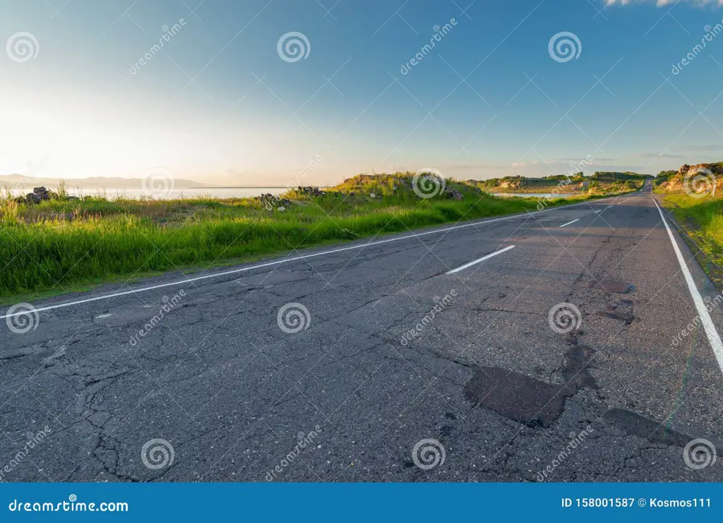 Jalan raya yang kosong dan pemandangan alam