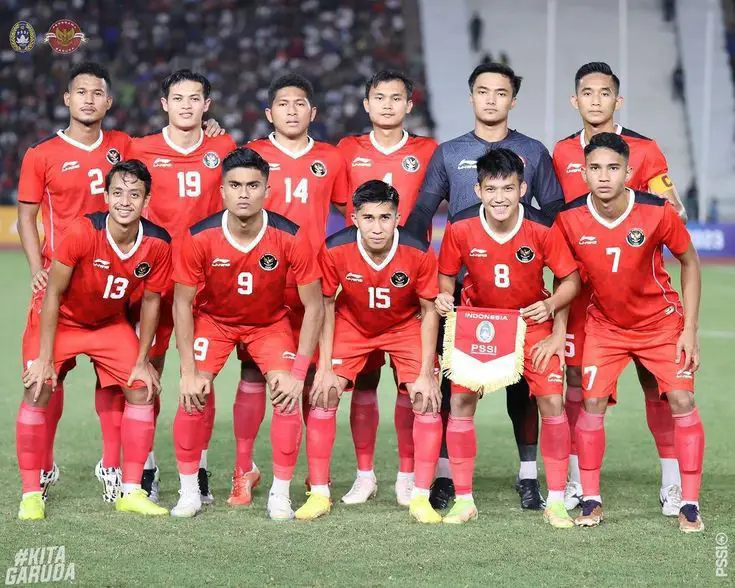 Para pemain sepak bola Indonesia sedang merayakan kemenangan