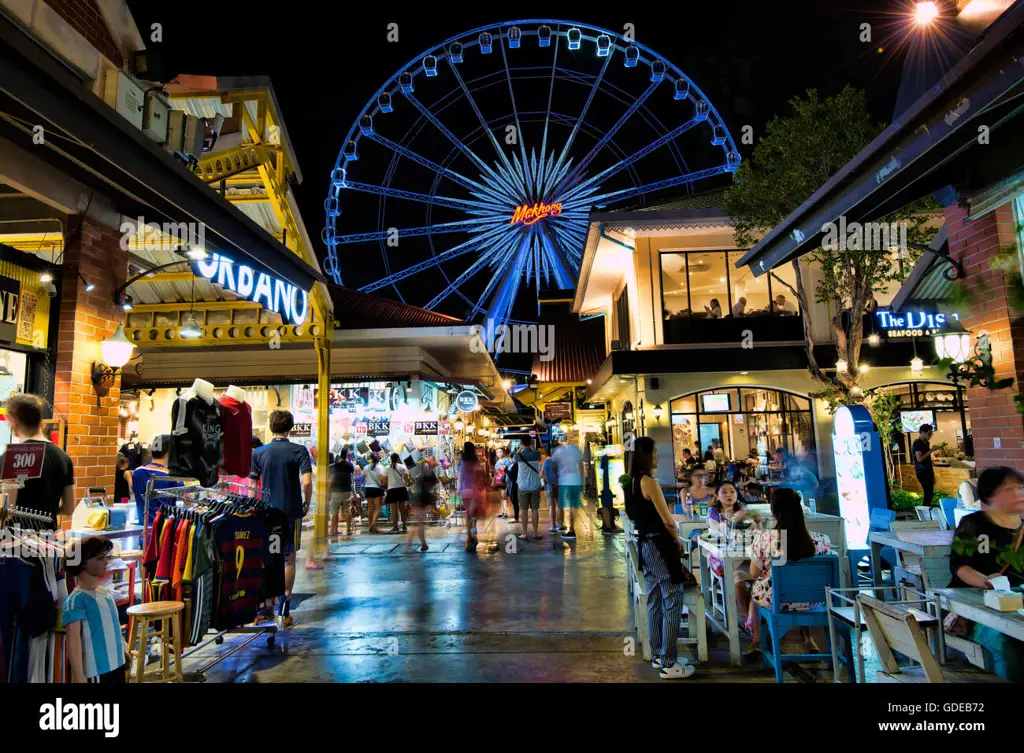 Pasar malam yang berwarna-warni di Asia dengan efek bokeh