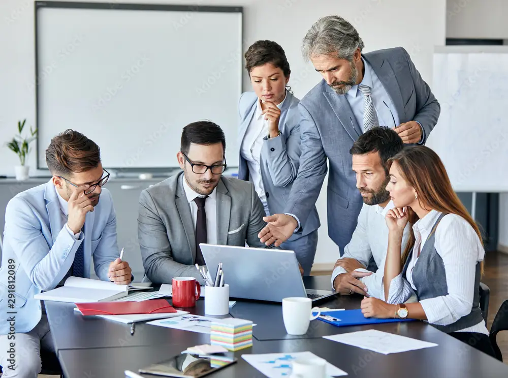 Ilustrasi rapat tim yang membahas strategi bisnis.