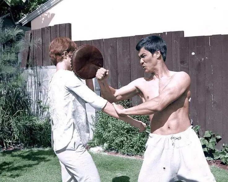 Gambar latihan Bruce Lee