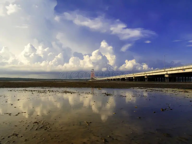 Pemandangan matahari terbit di atas Jembatan Suramadu