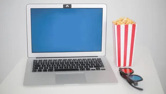 Laptop yang sedang digunakan untuk streaming film