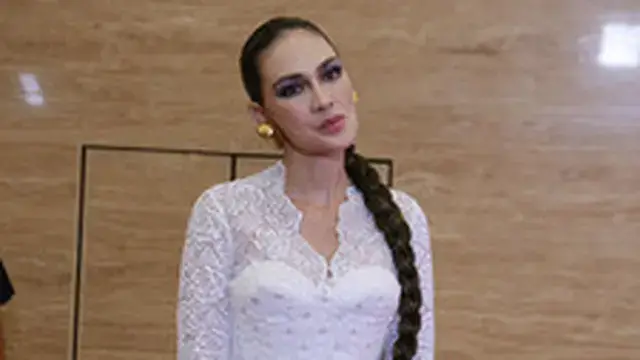 Foto Luna Maya di acara penghargaan