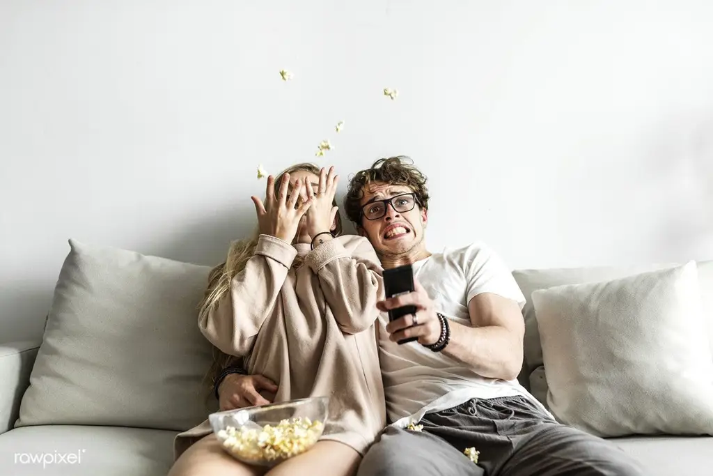 Menikmati film bioskop gratis bersama keluarga dan teman Orang-orang menonton film bersama di rumah