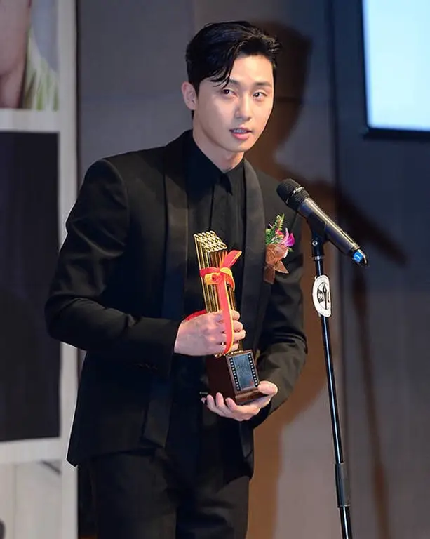 Park Seo Joon menerima penghargaan