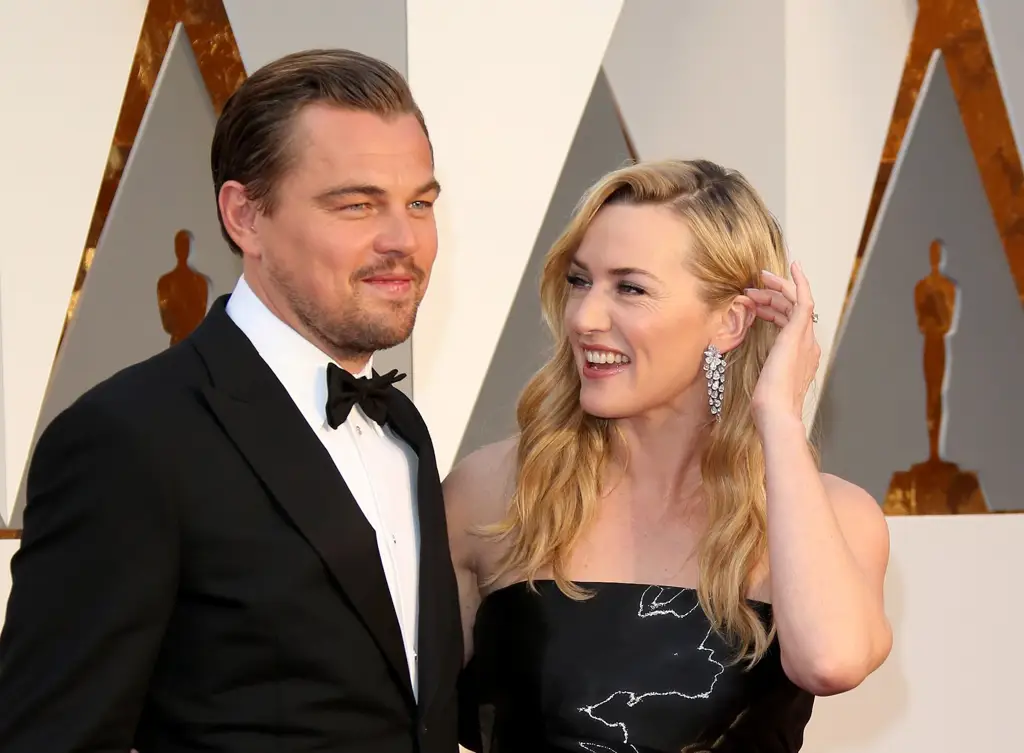 Leonardo DiCaprio dan Kate Winslet dalam film Titanic