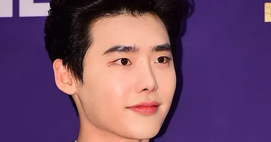 Lee Jong Suk menerima penghargaan