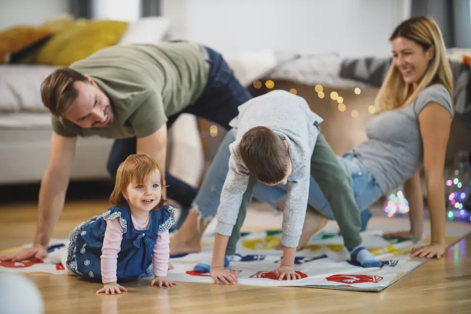 Orang tua dan anak bermain bersama dengan gembira