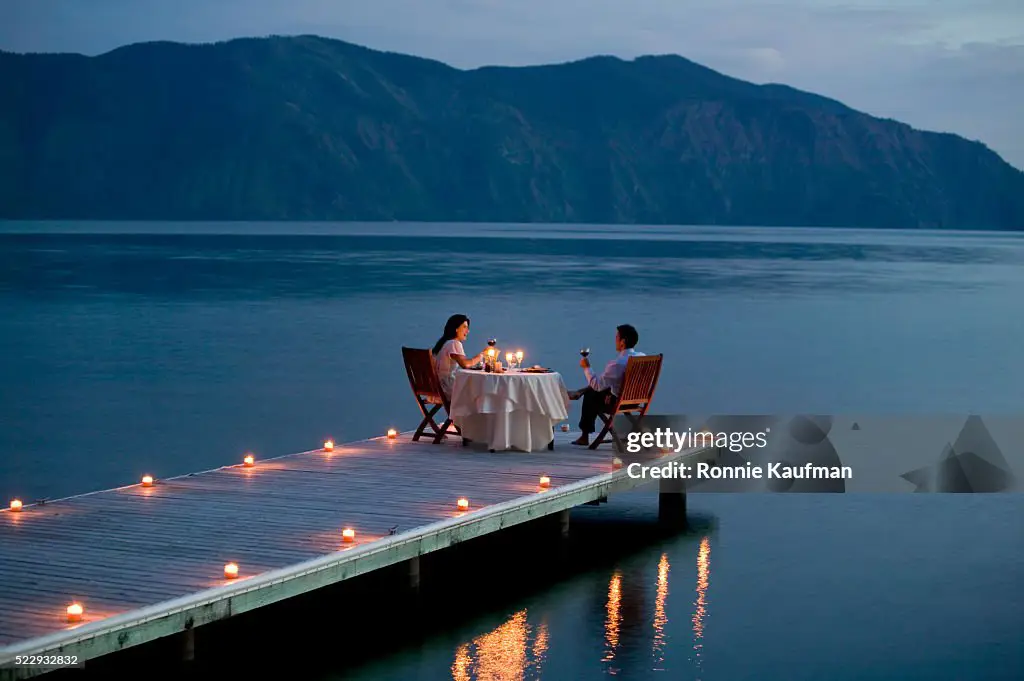 Pasangan yang sedang makan malam romantis