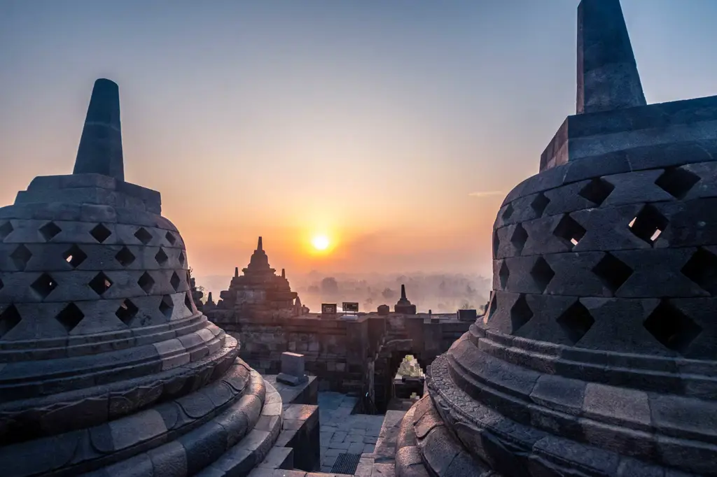 Candi Borobudur saat matahari terbit