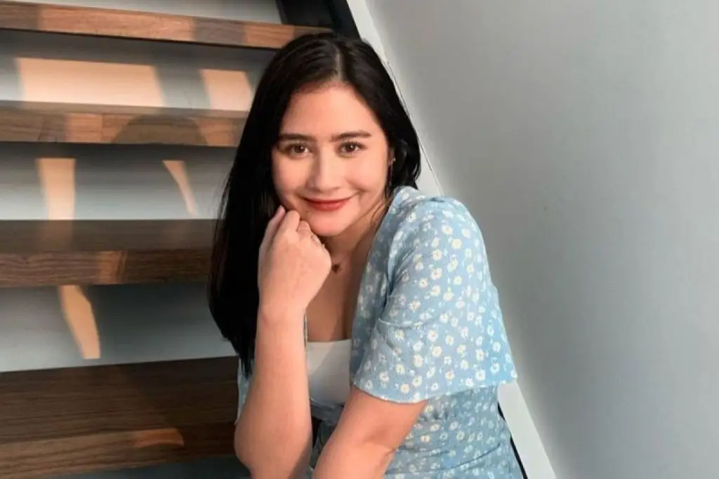 Foto Prilly Latuconsina tersenyum