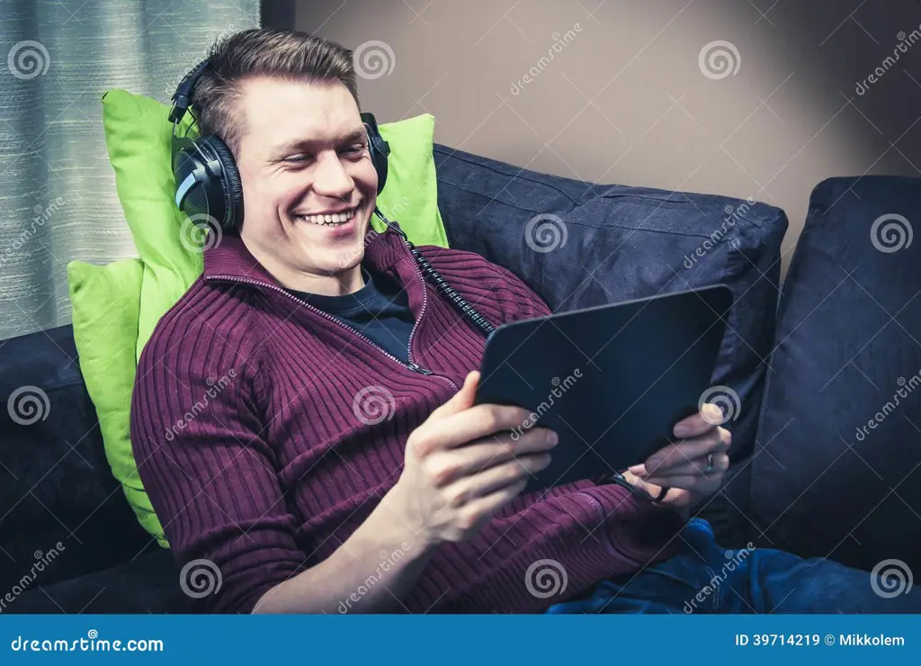 Menikmati Drama Streaming di Mana Saja Seseorang menonton drama di tablet