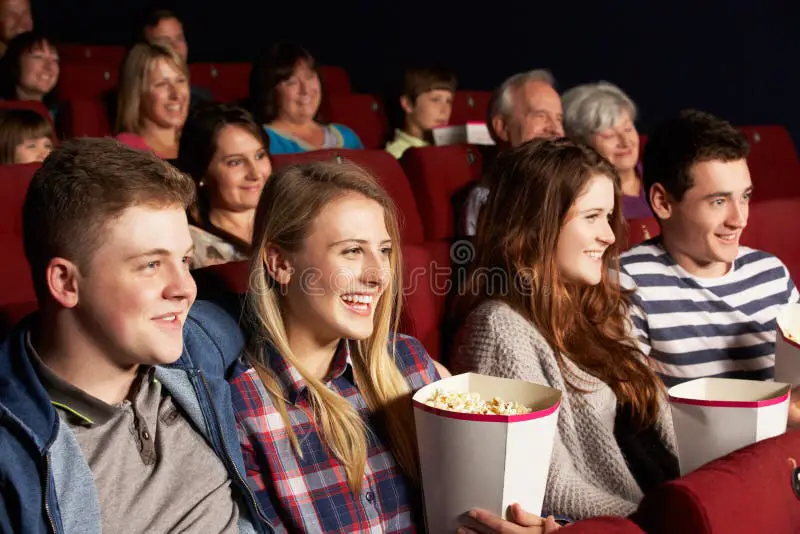 Sekelompok teman yang sedang menonton film dengan gembira