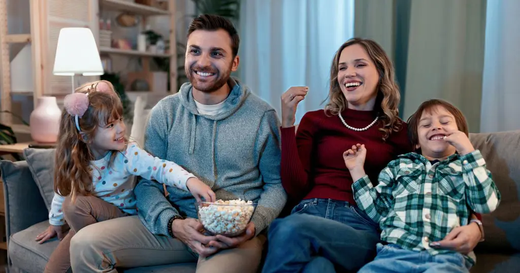 Menikmati Netflix Bersama Keluarga Keluarga bahagia menonton Netflix
