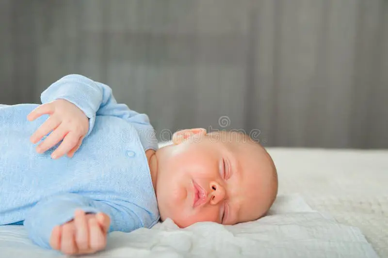 Bayi baru lahir tidur nyenyak dan terlihat sangat menggemaskan