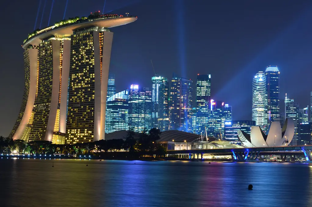 Gambar pemandangan Singapura di malam hari