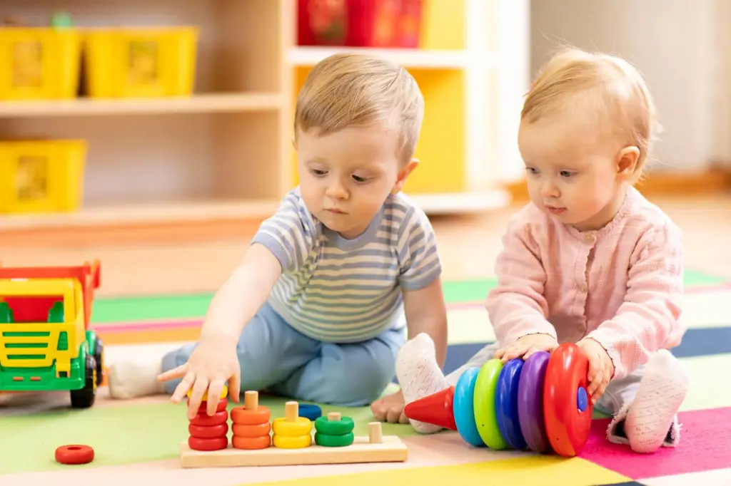 Anak-anak bermain dengan mainan edukatif yang menyenangkan