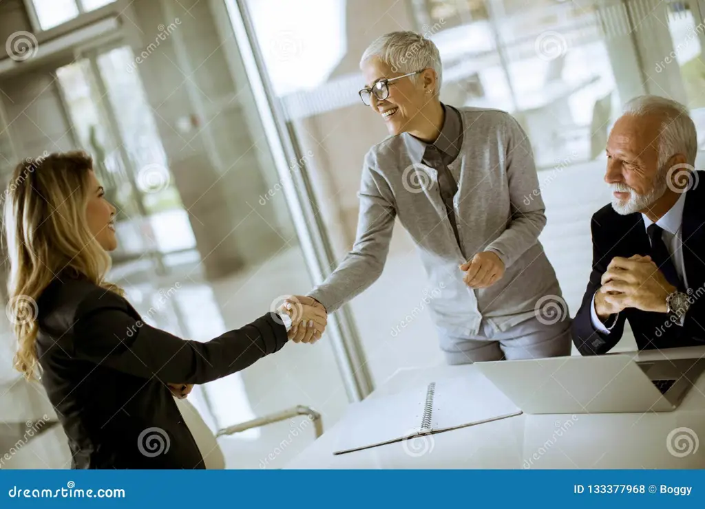 Gambar rapat bisnis di kantor modern