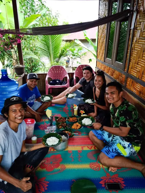 Kelas memasak Indonesia yang sedang berlangsung, para peserta sedang belajar membuat masakan Indonesia