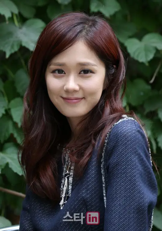 Jang Na Ra tersenyum manis