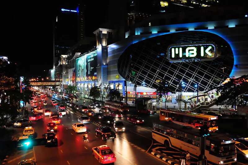 Gambar pemandangan jalanan Bangkok di malam hari