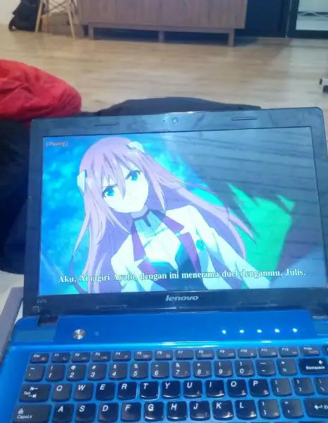 Gambar seseorang menonton anime di laptop