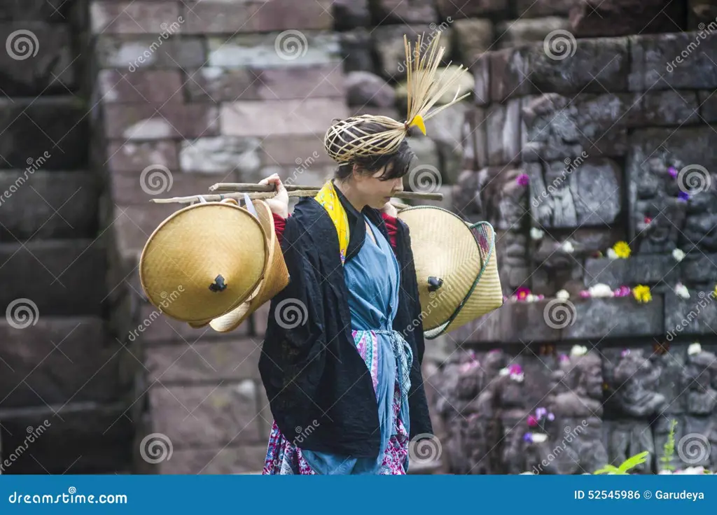 Gambar artefak kuno Indonesia yang berkaitan dengan kepercayaan spiritual