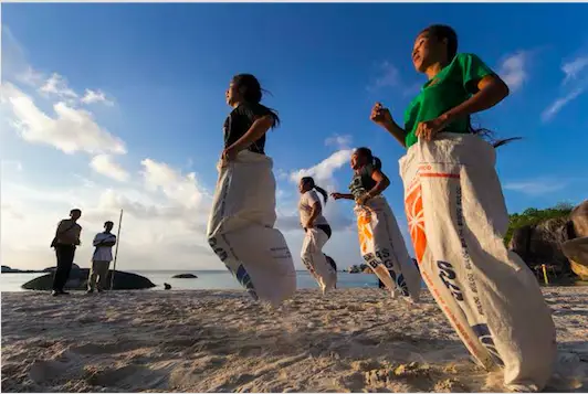 Sekelompok anak Indonesia bermain permainan tradisional