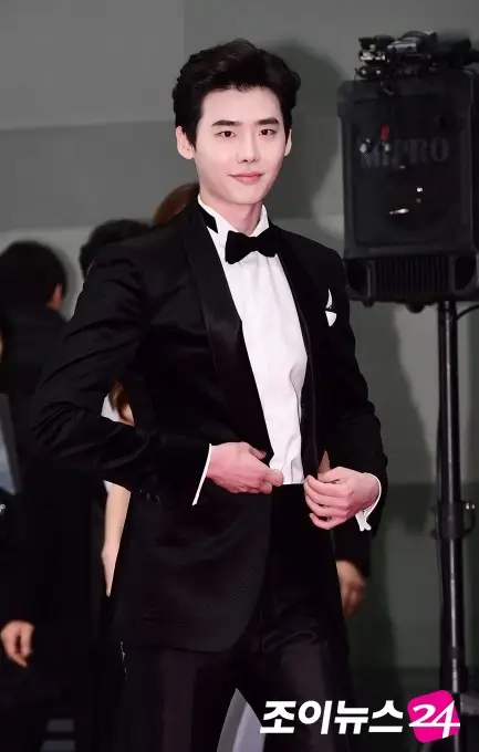 Lee Jong Suk saat menerima penghargaan