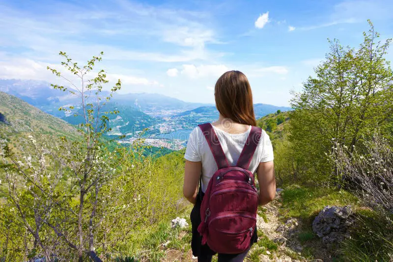 Pendaki menikmati pemandangan dari puncak gunung