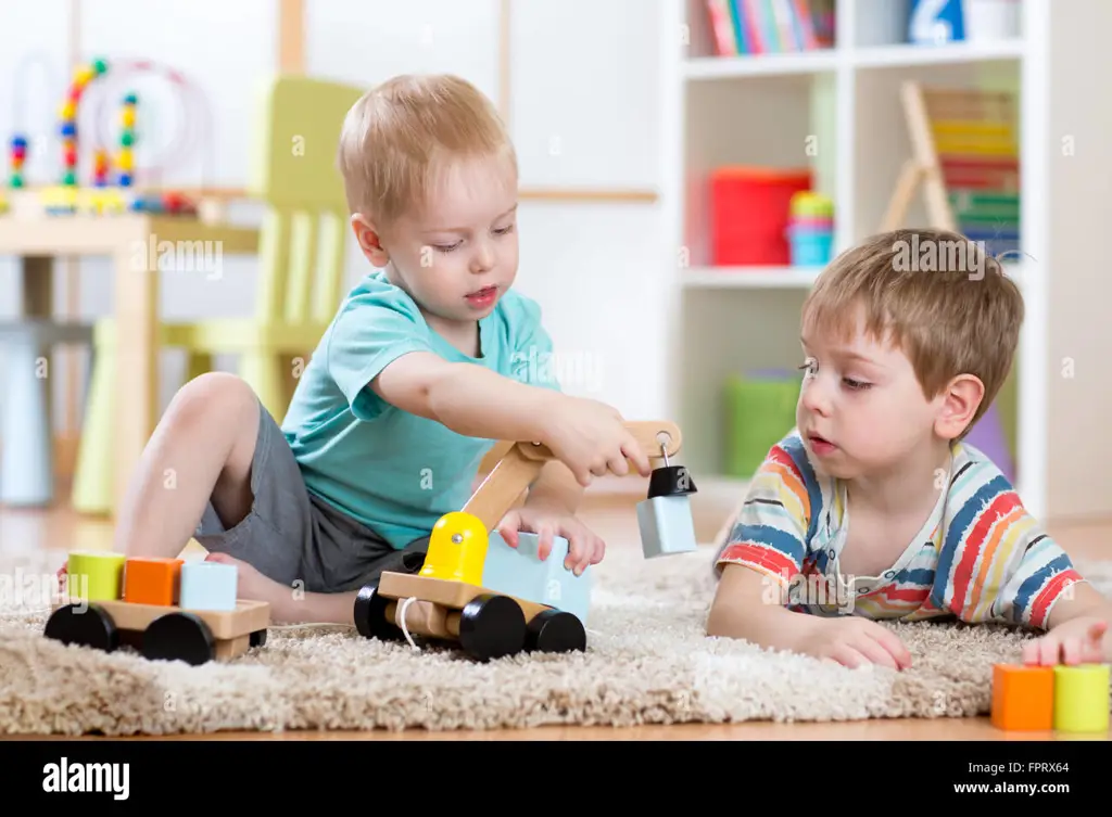 Anak-anak bermain bersama dengan gembira