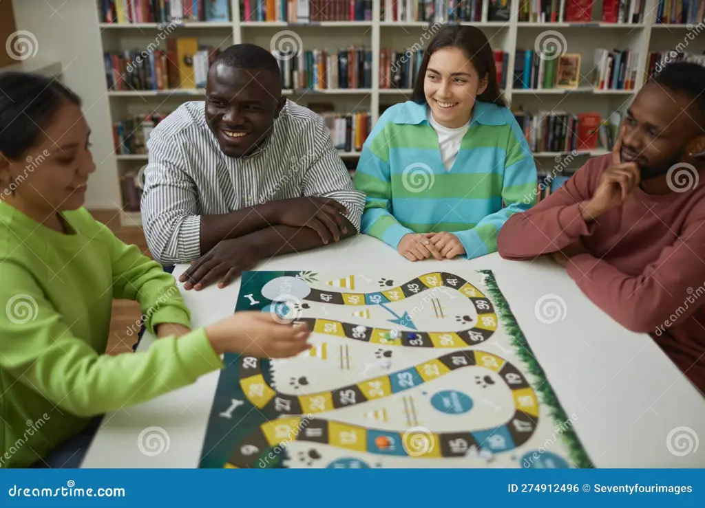 Sejumlah teman sedang bermain game papan dengan penuh tawa