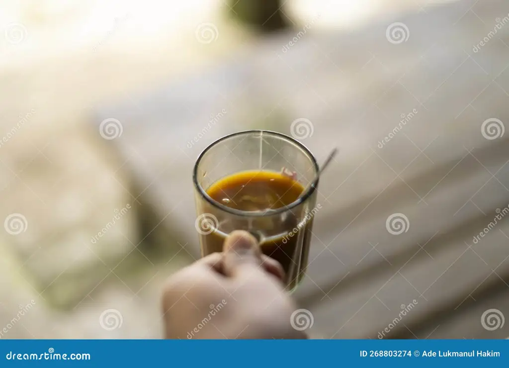 Secangkir bandrek dengan uap mengepul