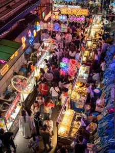 Suasana pasar malam yang ramai di kota Cina